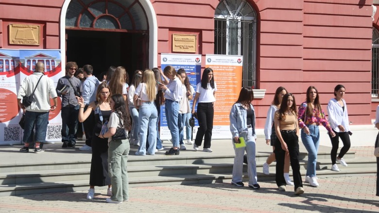 Viti i ri akademik nis  20 mijë studentë në autoditore! Matematika, Kimi e Fizikë më e padëshiruara, me vetëm 32 studentë! Mjekësia bojkoti mësimin