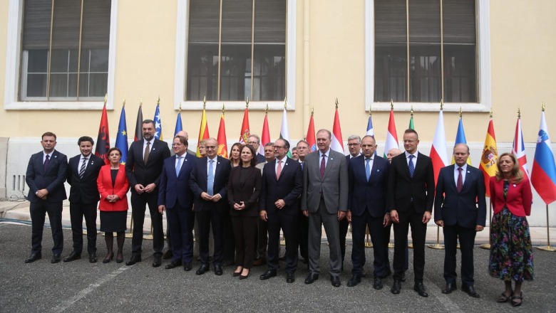 VIDEO+FOTO/ 'Nuk pranoi flamurin e Kosovës', ministri i Jashtëm serb, Ivica Daçiç bojkoton foton familjare në Ministeriali në Tiranë