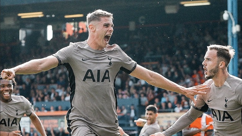 GOLAT/ Tottenham fiton me dhjetë lojtarë dhe ngjitet në krye të Premier League, Broja titullar në përmbysjen e Chelsea-t! Strakosha debuton me humbje në 'Old Trafford'