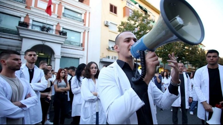 Bojkoti i ‘Mjekësisë’ jep efektet e para, studentët i kërkojnë dekanit sezon provimesh shtesë për të kapur kredite për kalimin në vitet pasardhëse