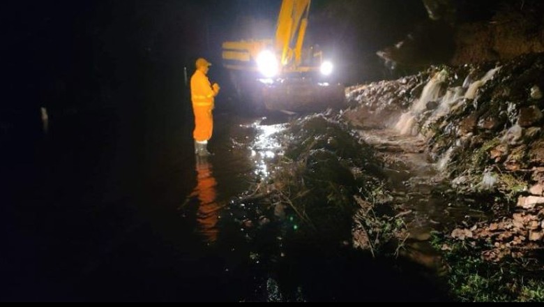 FOTO/ Vërshimi i ujit dhe inerteve në rrugën Lezhë-Milot, kompania mirëmbajtëse nis ndërhyrjen