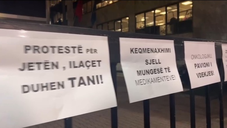 Qytetarët protestë para ministrisë së Shëndetësisë për mungesën e ilaçeve jetëshpëtuese: Mungon trajtimi për sëmundjet e rënda