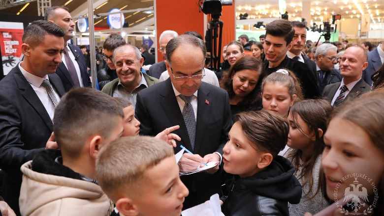 Presidenti Begaj në Panairin e Librit: Gjithçka ‘flet’ shqip falë shkrimtarëve, përkthyesve dhe botuesve që ndjekin këtë traditë