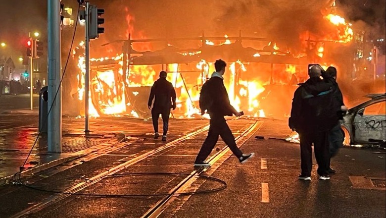 Frikë në Dublin, 5 persona sulmohen me thikë, tre prej tyre fëmijë! Shpërthejnë protestat kundër emigrantëve 