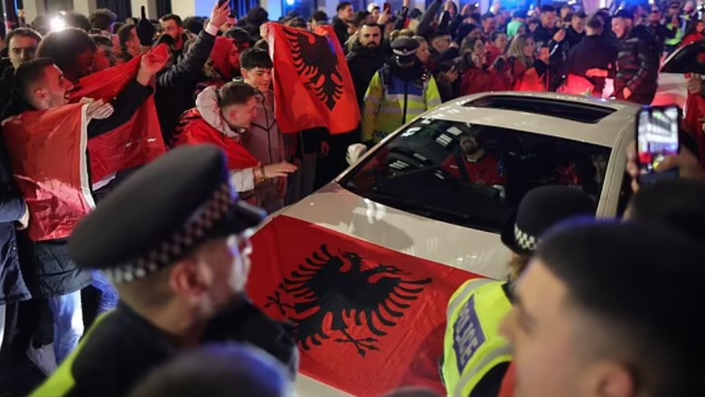 VIDEO/ Me flamuj, bori e makina shqiptarët festojnë 28 Nëntorin në qendër të Londrës, bëjnë lëmsh trafikun! Ndërhyn dhe policia