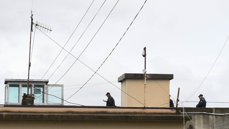 Nga drejtori tek policët, EMRAT e zinxhirit komandues në burgun e Peqinit që u ndalua pas ekzekutimit në qeli në Arben Lleshi  