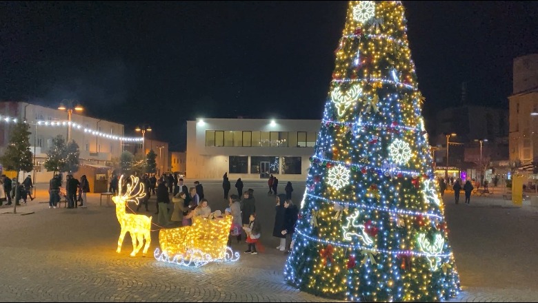 Magjia e Krishtlindjeve! Mirdita një sofër mikpritëse, atmosfera si asnjëherë më parë! Panair në shesh e koncerte çdo mbrëmje