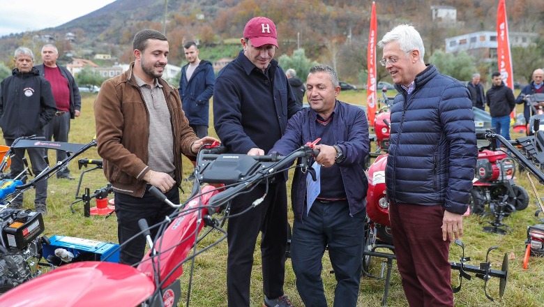 23 fermerë të Petrelës përfitojnë makineri bujqësore, Veliaj: Do t’i ndihmojnë të shtojnë prodhimet bujqësore! Bergner: Të ndihmojmë fermerët të krijojnë bazën e tyre të jetës