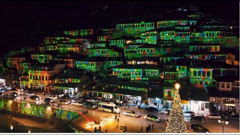 VIDEO/ Berati nën magjinë e festave, projektimi i ikonave mbi ‘Mangalem’ tërheq syrin e turistëve