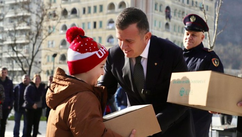 Festat e fundvitit, Balla shpërndan dhurata për fëmijët e punonjësve të policisë e të familjeve në nevojë në Librazhd