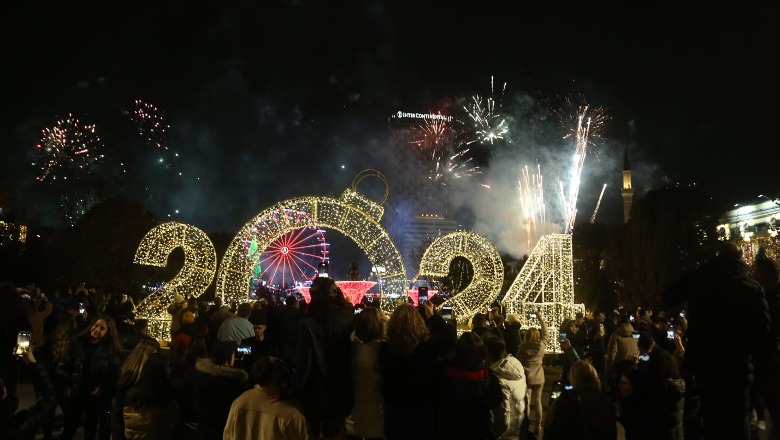 Troket Viti i Ri 2024, spektakël fishekzjarresh e koncert në Tiranë! Atmosfera festive nga Saranda në Kukës! Shqiptarët kudo urojnë: Gëzuar 