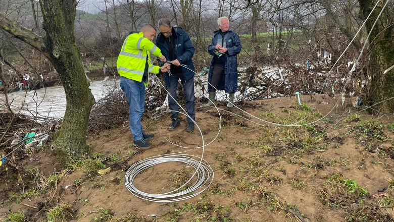 Tropojë/ Moti i keq la pa drita disa fshatra, Grupet e OSHEE në terren për riparimin e dëmeve  