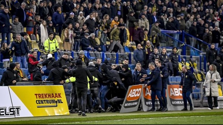 VIDEO/ Panik në Holandë, tifozët futen në fushë dhe ndërpresin ndeshjen! Lojtarët e Vitesses dhe Feyenoord në dhomat e zhveshjes