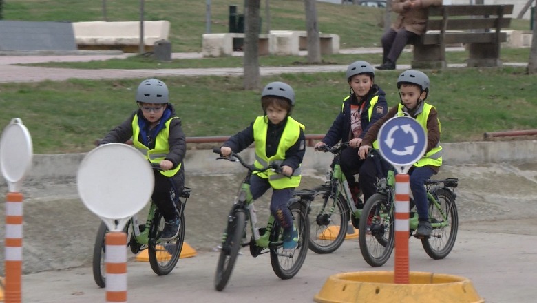 ‘Pedalojmë të sigurt’, pasdite ndryshe te “Ali Demi”! Fëmijët, lojë dhe informacion për sigurinë rrugore