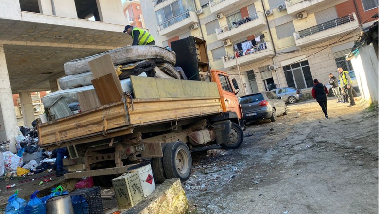 FOTOT/ Nga dyshekët, tek kolltuqet dhe televizorët, bashkia e Tiranës aksion pastrimi në të gjitha njësitë