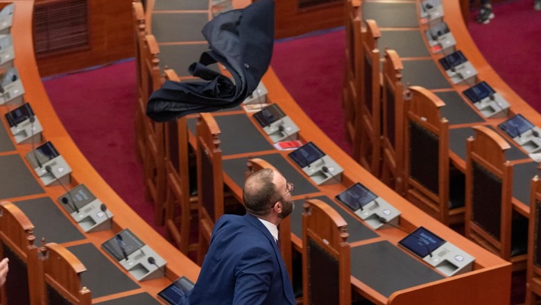 VIDEO/ ‘Ka ardh Allegri në parlament, është masku si Kazi Barthi’, Braçe ironizon sjelljen e Bardhit në Kuvend, e krahason me trajnerin e Juventusit: Klith njësoj!