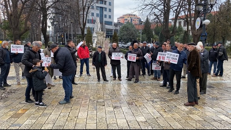 Guroret ndotin ujin, banorët e Postribës në protestë: Të ndërhyjë shteti, ose e zgjidhim me kanun! Takojnë kryebashkiakun, Beci: Do kërkoj verifikimin e lejeve 