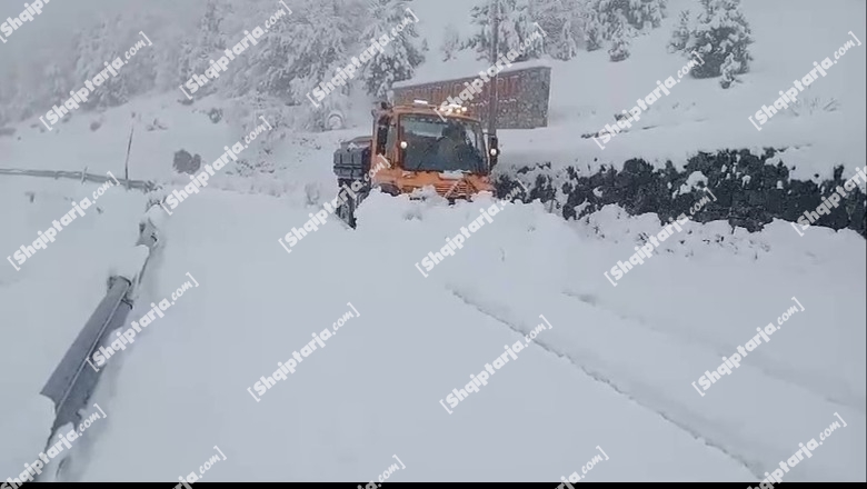 Reshje të dendura dëbore në aksin Bogë-Theth, 2 borë pastruese punojnë për të mbajtur hapur rrugën