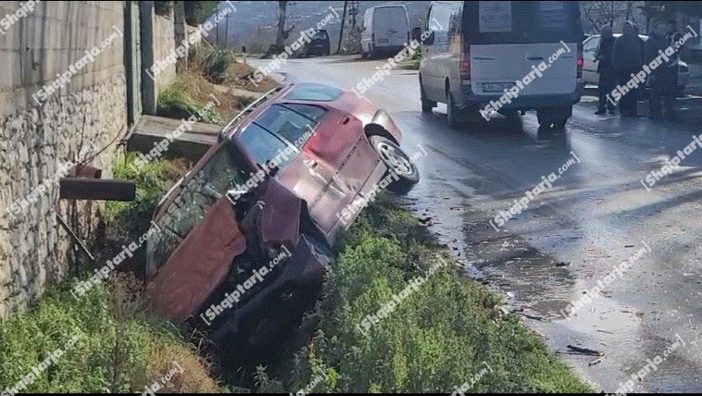 Aksident në aksin Fier-Ballsh, përplasen dy makina, njëra përfundon në kanal! Plagoset babai me vajzën 12 vjeçe (VIDEO)