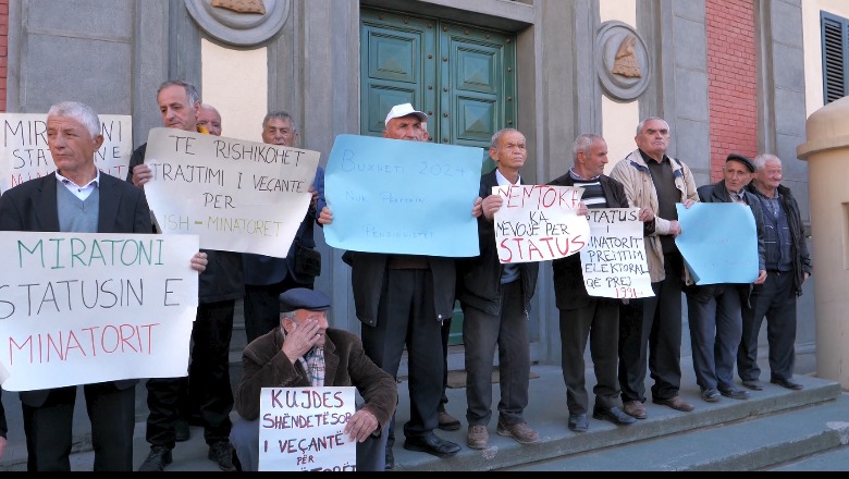 Minatorët 30 vjet në kërkim të statusit, protestë para Ministrisë së Infrastrukturës! Ndezin qirinj në nder të kolegëve që vdiqën në miniera