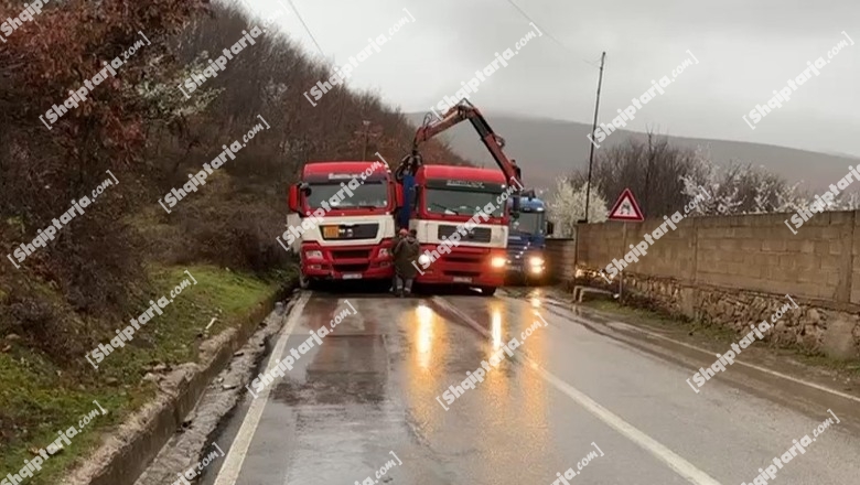 VIDEO/ Kamioni del nga rruga gjatë natës në hyrje të Kukësit, bllokohet për disa orë qarkullimi i mjeteve