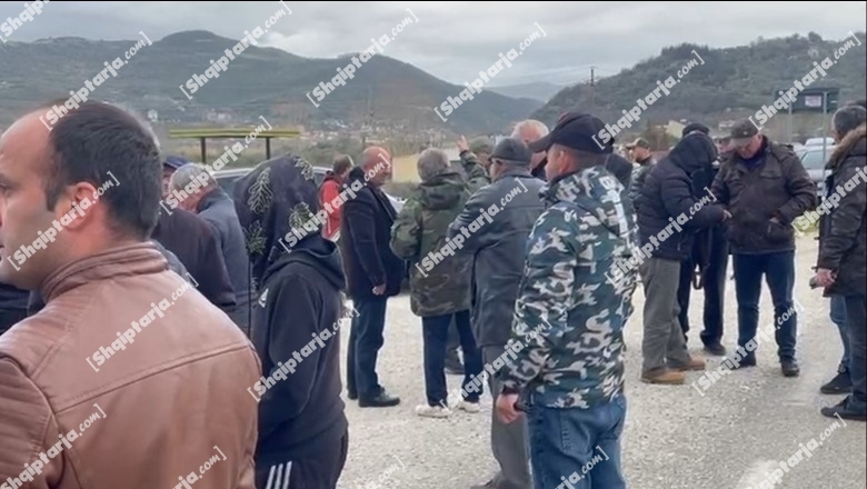 Banorët e lumit të Vlorës sërish në protestë, kërkojnë anulimin e punimeve për ujësjellësin e Himarës