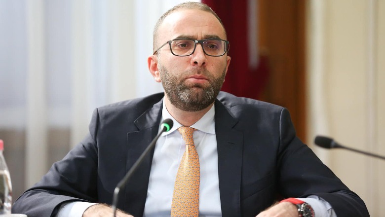 Bardhi depoziton pr.ligjin në Kuvend: Pensioni minimal të jetë 300 € deri në 2029