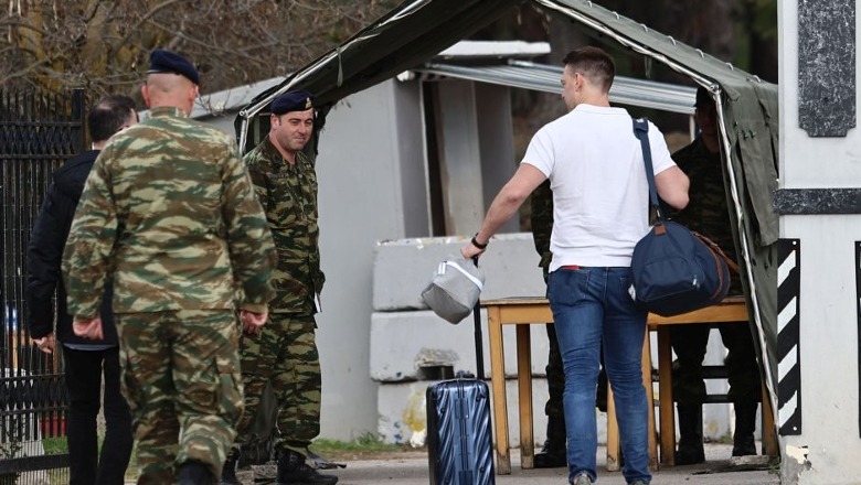 Kryetari i opozitës greke lë politikën e shkon me këmbët e vet në repart për të kryer shërbimin ushtarak (FOTO)