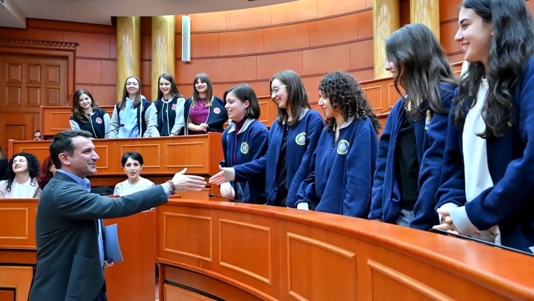 Veliaj takon ekselentët e shkollës 'Sinan Tafaj' dhe 'Andon Zako Çajupi': Bashkëpunoni me njëri-tjetrin, vetëm kështu ecni përpara