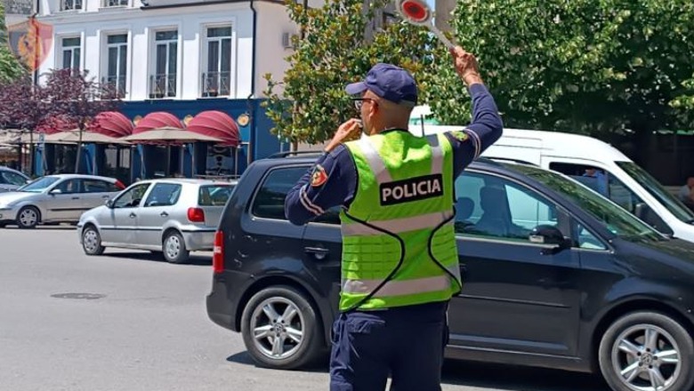 Mbante në makinë fenelina të policisë, nis hetimi për të riun në Shkodër