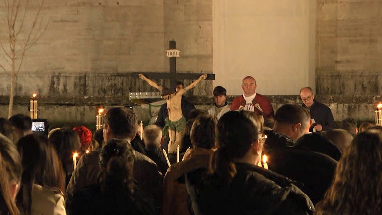 Në pritje të Pashkëve, katolikët kremtojnë ceremoninë e Udhës së Kryqit në sheshin ‘Nënë Tereza’! Besimtarët: U lutëm për mbarësi