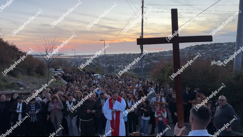 Në vigjilje të Pashkëve, katolikët kremtojnë 'Udhën e Kryqit'! Besimtarët në Lezhë e Shkodër ndjekin 'Rrugën e Jezusit' me kryqin në krah