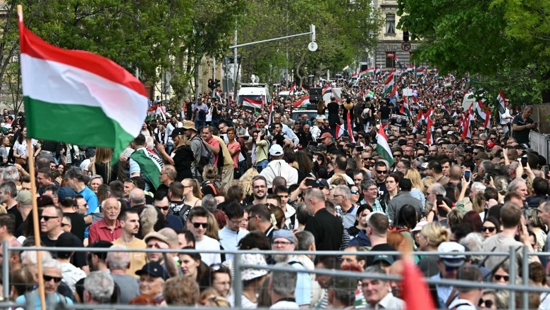 Dhjetëra mijëra njerëz protestojnë në Budapest kundër Viktor Orbanit