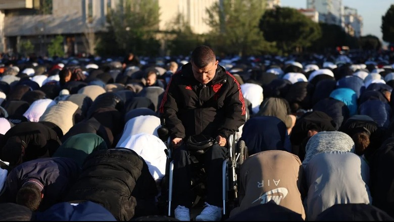 Frymëzuese! As pamundësia fizike nuk e ndalon të falë namazin e Bajramit (FOTOLAJM)