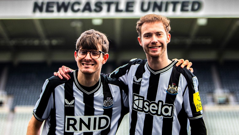 Newcastle tjetër nivel, fanellë unike për tifozët shurdhmemec! Përjetojnë atmosferën e ndeshjes