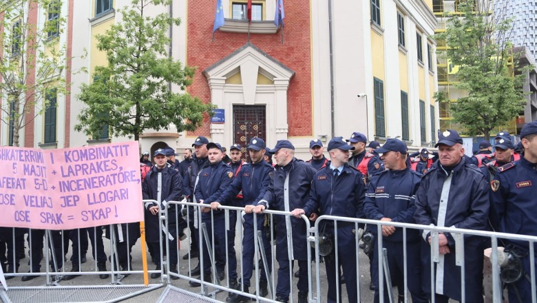 FOTO/ Protesta e Rithemelimit, policia blindon bashkinë e Tiranës, gardh para saj