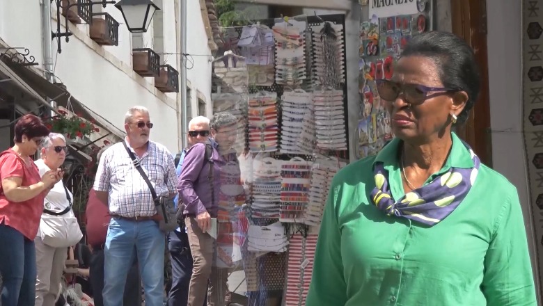 Turistët e huaj vizitojnë Gjirokastrën, 4 mijë në 3 muaj e parë të vitit! Operatorët turistikë: S’ka punëtorë, do marrim nga Lindja e Mesme