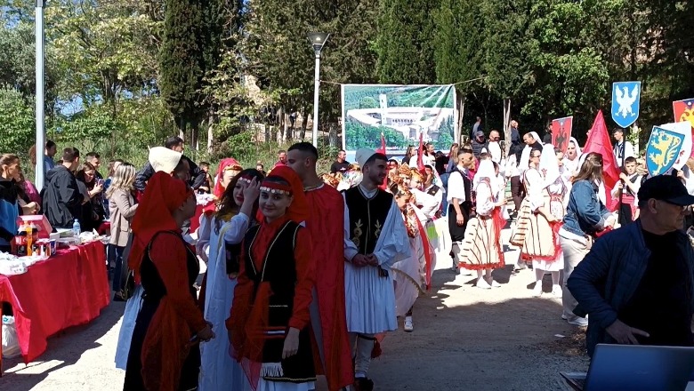 Njësoj si 573 vjet më parë! Dasma e Skënderbeut me Donikën inskenohet në manastirin e Ardenicës