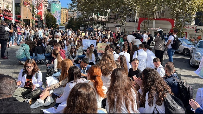 Punë me detyrim, studentët e mjekësisë: Ndryshimet e ligjit u bënë pa u konsultuar me ne! U injoruam për të dytën herë