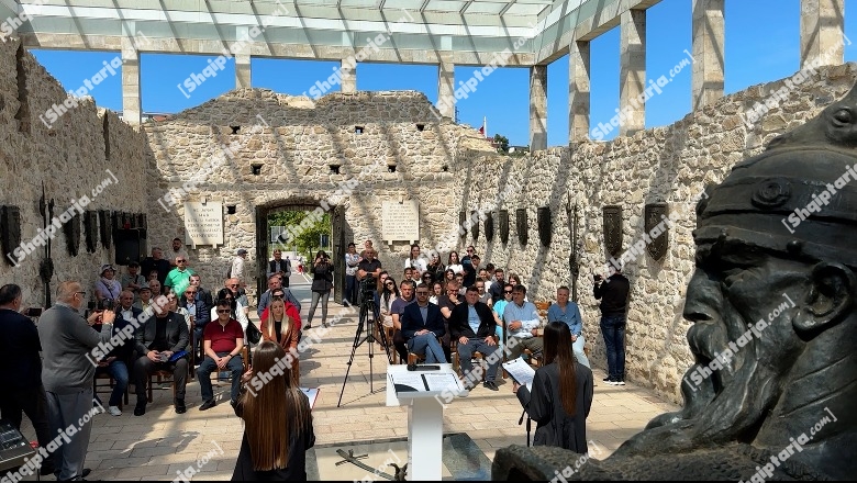 Përkujtohet ditëlindja e heroit kombëtar, Gjergj Kastrioti! Veprimtari në memorialin e Skënderbeut në Lezhë