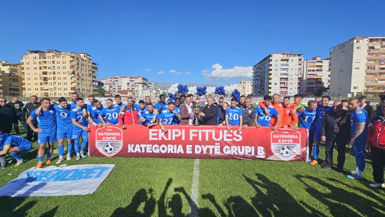 VIDEO/ Festë për ngjitjen në Pogradec, kapiteni e mbyll 40 vjeç! Valbona bën historinë, tifozët e futbollistë kërcejnë me tupana