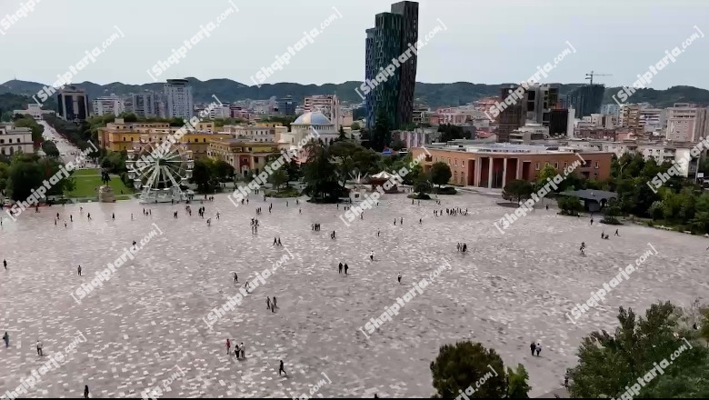 Tiranë/3 menaxherët e kioskave tek sheshi “Skënderbej” marrin zvarrë, rrëmbejnë e dhunojnë 20 vjeçarin! E akuzuan se u vodhi xhiron