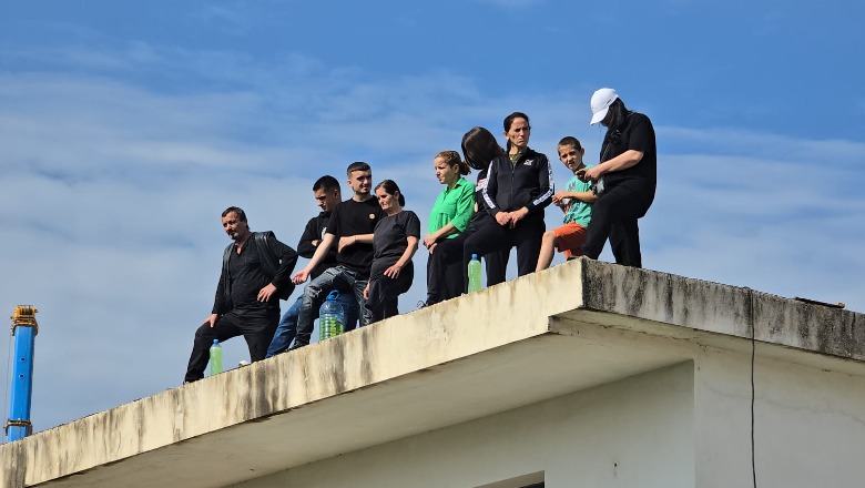 Pronat u preken nga aksi Thumanë-Kashar, banorët në protestë! Hipin mbi tarraca dhe kërcënojnë: Do të digjemi me benzinë