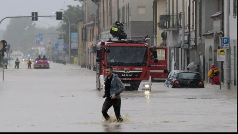 Reshje të dendura shiu në Milano, pema bie mbi kabllot e tramvajt! Kurrë nuk ka rënë kaq shumë në 170 vjet