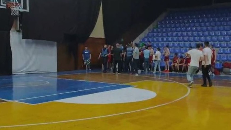 Durrës/ Sherr masiv në Pallatin e Sportit, mësohet shkaku i përleshjes mes sportistëve