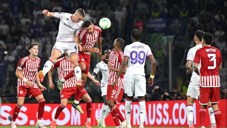 Historike/ Olympiacos mund 1-0 Fiorentinën pas 120 minutave lojë dhe fiton trofeun e Conference League në Athinë! Italianët dy humbje radhazi në finale