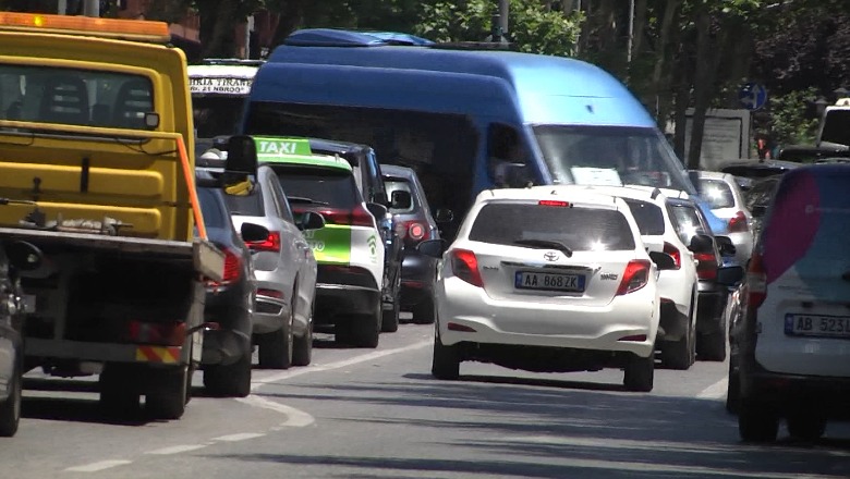 Sezon i ri, halle të vjetra! Trafik i rënduar në fillimsezonin turistik! Rruga e Rinasit kthehet në makth, radhë kilometrike mjetesh