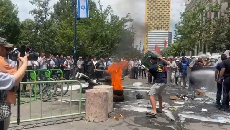 Protesta e 11-të/ Një grusht njerëzish të Rithemelimit para bashkisë! Djegin goma, policia i fik me ujë! Spraj protestuesve, Balliut e Nallbatit t'i largojë