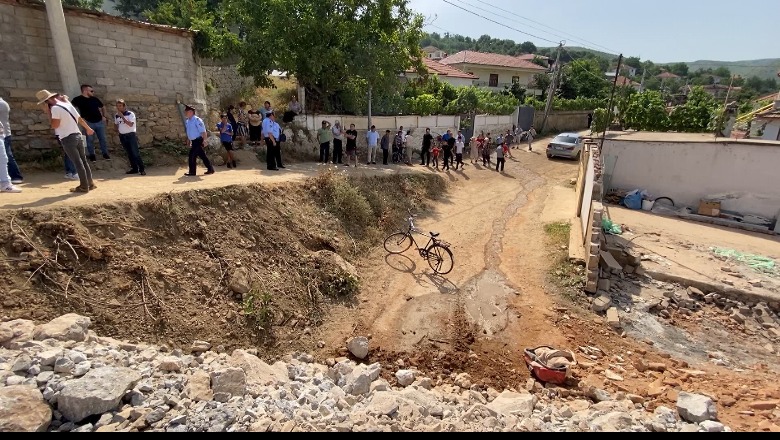 Rruga e re për Tushemisht “ndan” banorët me tokat bujqësore: Po fëmijët si do ikin në plazh?!