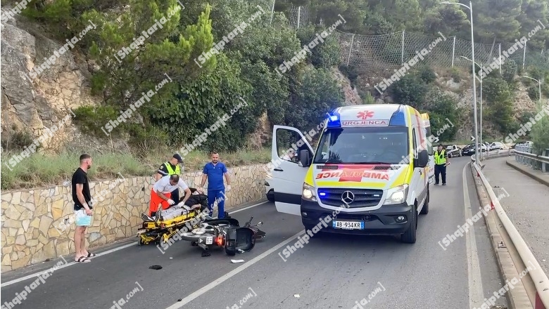 Drejtuesi i motorit humb kontrollin dhe përplaset me murin në aksin Lezhë-Shëngjin, dërgohet në spital (VIDEO)